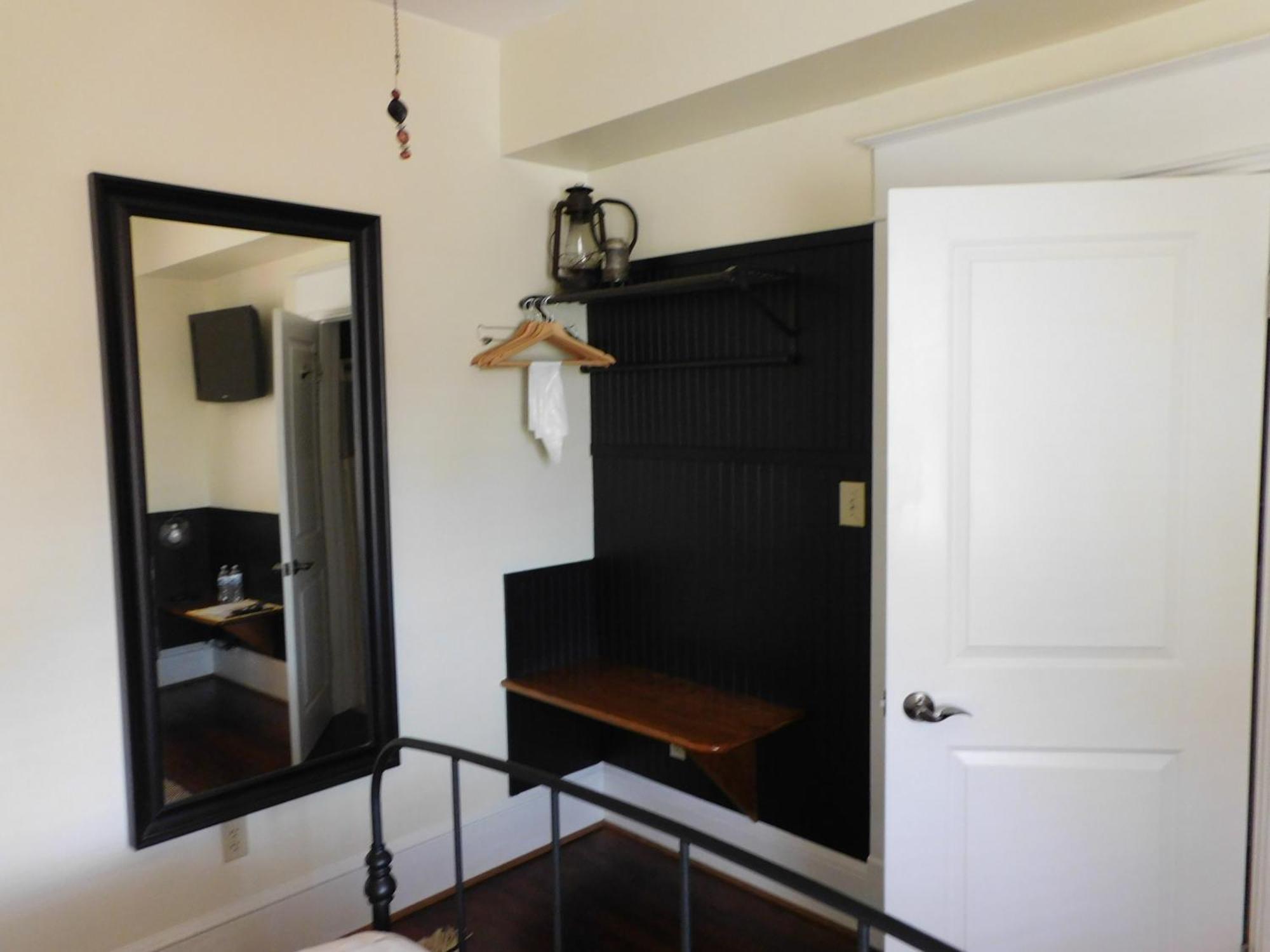 Black Lantern Inn Роанок Экстерьер фото